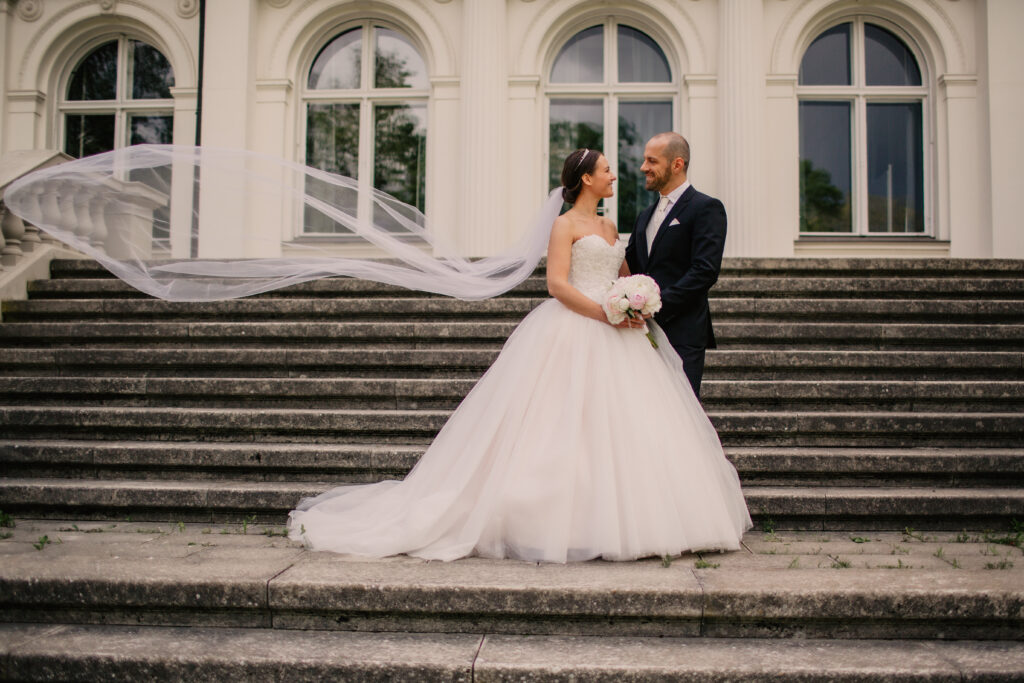 Brautpaar auf der Schlosstreppe, Hochzeit mit Lisa Paprotny