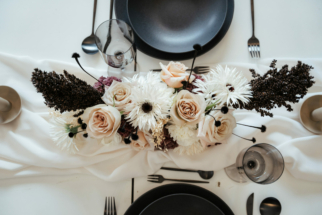 Geschirr schwarz, Besteck schwarz, Kerzen Hochzeit, Weingläser grau